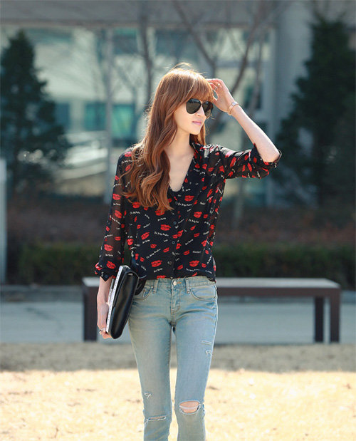 Áo sơ mi họa ti&ecirc;́t k&ecirc;́t hợp với qu&acirc;̀n jeans khỏe khoắn, thanh lịch