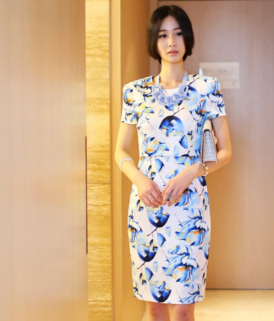 Váy li&ecirc;̀n họa ti&ecirc;́t mang lại cho c&ocirc; nàng c&ocirc;ng sở vẻ sang trọng, quý phái