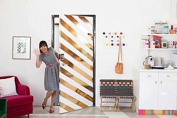 Cách làm đơn giản để có một món đồ trang trí nhà đón Tết nữa là dùng giấy mạ vàng trang trí cho chiếc cửa thêm bắt mắt 