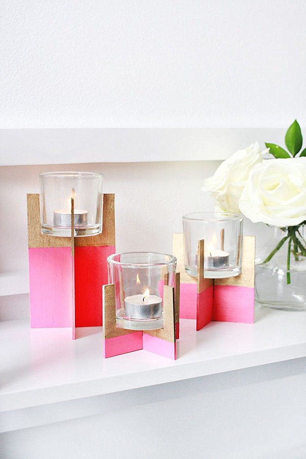 Chỉ vài chiếc ly nhỏ và vài miếng gỗ mỏng, một chút sơn ánh vàng, hồng là đã có bộ nến để bàn lung linh dùng để trang trí nhà đón Tết dịp đầu xuân 