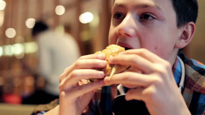 Ăn nhiều hamburger v&agrave; đồ ăn nhanh ở tuổi vị th&agrave;nh ni&ecirc;n khiến trẻ k&eacute;m th&ocirc;ng minh hơn 