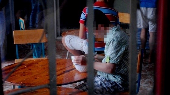 Trẻ tự kỷ bị h&agrave;nh hạ 