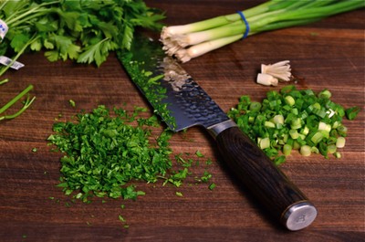 Bước 3: Rửa sạch hành lá và mùi tây rồi xắt nhỏ.