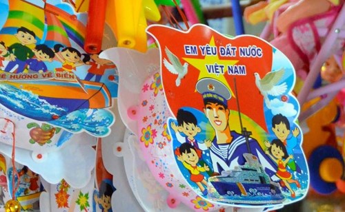 Đồ chơi Trung thu năm nay mang đậm màu sắc tình yêu 13Win19 com game bài đổi thưởng và bảo vệ chủ quyền biển đảo, hầu hết sản phẩm phục vụ cho trẻ em đều là hàng Việt Nam thay vì hàng Trung Quốc như những năm trước. 