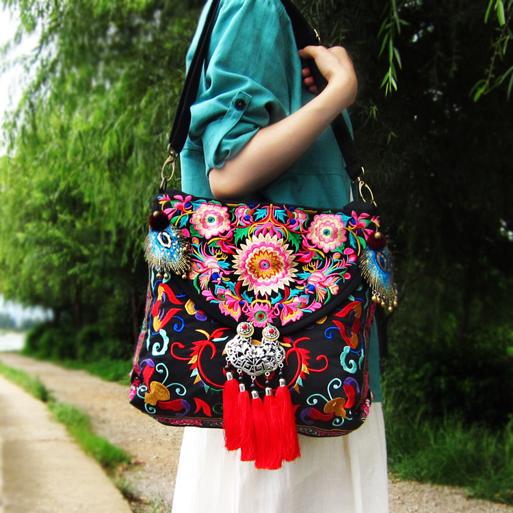 T&uacute;i boho mang phong c&aacute;ch ph&oacute;ng kho&aacute;ng của c&ocirc; g&aacute;i du mục