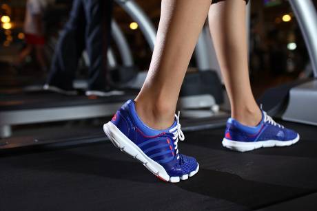 Cần chọn một đ&ocirc;i gi&agrave;y ph&ugrave; hợp để mang theo trong t&uacute;i tập gym. Ảnh minh họa