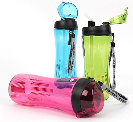 Một chai đựng nước cũng rất cần trong t&uacute;i tập gym của mỗi người. Ảnh minh họa