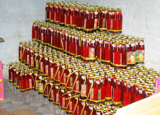 Tương ớt bẩn, chai xiro bị cơ quan chức năng thu giữ