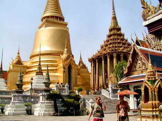 Tỷ phú ch&acirc;u Á tại Thái Lan h&acirc;̀u h&ecirc;́t đ&ecirc;̀u được thừa k&ecirc;́ tài sản chứ kh&ocirc;ng tự th&acirc;n l&acirc;̣p nghi&ecirc;̣p như phương T&acirc;y.