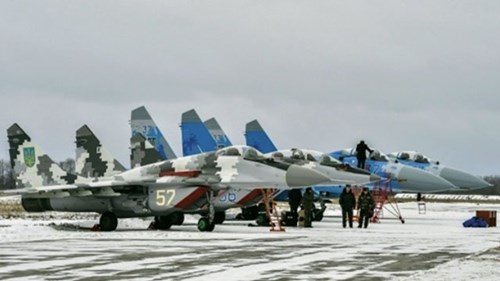 Những chiếc MiG-29 và Su-27 trong buổi lễ tại căn cứ không quân Ozerne hôm 5/1 Những chiếc MiG-29 và Su-27 trong buổi lễ tại căn cứ không quân Ozerne hôm 5/1