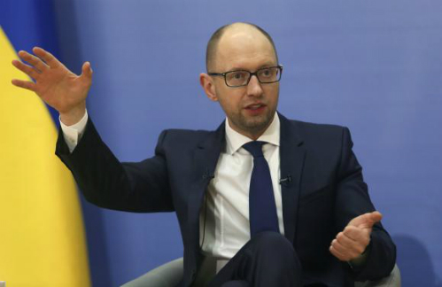 Thủ tướng Ukraine Arseny Yatseniuk trong một cuộc họp báo vào tháng 12/2014 Thủ tướng Ukraine Arseny Yatseniuk trong một cuộc họp báo vào tháng 12/2014