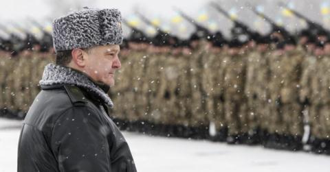 Tổng thống Ukraine Poroshenko thị sát những vũ khí mới nhập về Ukraine Tổng thống Ukraine Poroshenko thị sát những vũ khí mới nhập về Ukraine