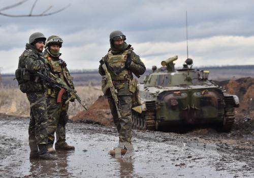 Binh sĩ qu&acirc;n đội Ukraine tại khu vực chiến sự ở ngoại &ocirc; th&agrave;nh phố Debaltseve, v&ugrave;ng Donetsk ng&agrave;y 24/12/2014
