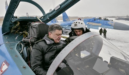 Tống thống Ukraine Poroshenko ngồi b&ecirc;n trong buồng l&aacute;i của một chiếc Su-27