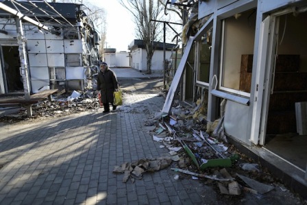 Nhà dân bị phá hủy nghiêm trọng do bị pháo kích trong các cuộc xung đột ở Donetsk, miền Đông Ukraine Nhà dân bị phá hủy nghiêm trọng do bị pháo kích trong các cuộc xung đột ở Donetsk, miền Đông Ukraine