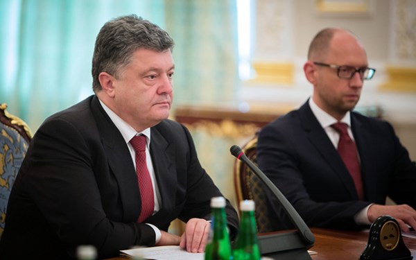 Tổng thống Ukraine Poroshenko v&agrave; Thủ tướng Yatsenyuk dường như kh&ocirc;ng đi chung một con đường