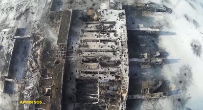 M&aacute;i nh&agrave; ga s&acirc;n bay Donetsk lỗ chỗ những vết đạn ph&aacute;o, một phần của t&ograve;a nh&agrave; đ&atilde; sụp đổ ho&agrave;n to&agrave;n