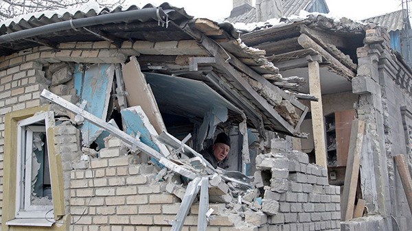 Một ng&ocirc;i nh&agrave; tại khu vực Donetsk bị tr&uacute;ng đạn ph&aacute;o