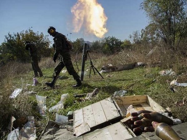 Lực lượng ly khai bắn s&uacute;ng cối về ph&iacute;a qu&acirc;n Ukraine gần s&acirc;n bay ở th&agrave;nh phố Donetsk