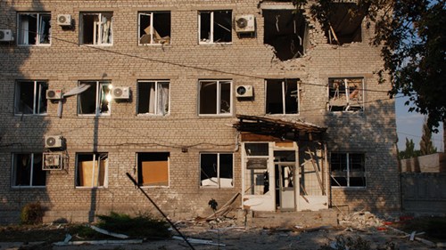 Mặt tiền trường đại học Donetsk sau khi qu&acirc;n ly khai Ukraina ph&aacute;o k&iacute;ch