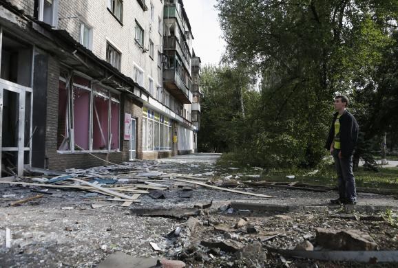 Hiện trường Donetsk hỗn loạn sau khi bị qu&acirc;n ly khai Ukraina ph&aacute;o k&iacute;ch hồi th&aacute;ng 8