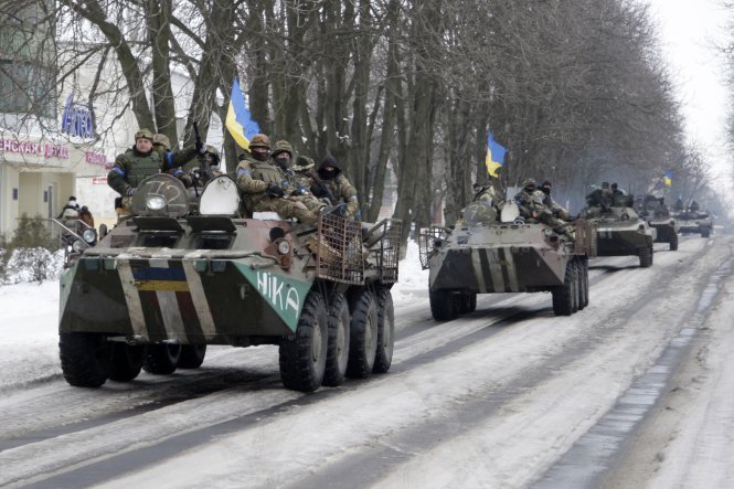 Xe vũ trang của quân đội Ukraine di chuyển ở miền đông Ukraine Xe vũ trang của quân đội Ukraine di chuyển ở miền đông Ukraine