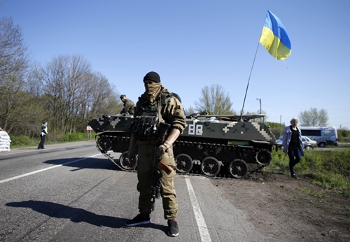 Binh sĩ Ukraine đứng gác tại một điểm kiểm soát ở làng Manilivka, miền đông Ukraine Binh sĩ Ukraine đứng gác tại một điểm kiểm soát ở làng Manilivka, miền đông Ukraine