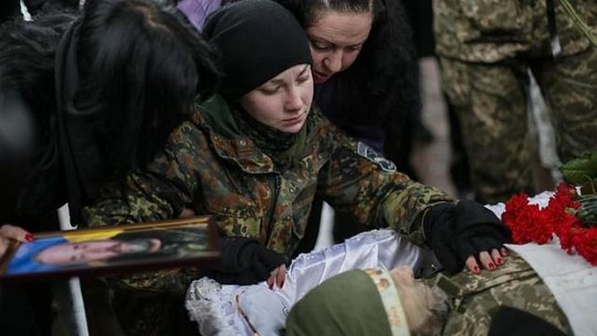 Một nữ quân nhân Ukraine tại đám tang người cha tử trận ở Luhansk Một nữ quân nhân Ukraine tại đám tang người cha tử trận ở Luhansk