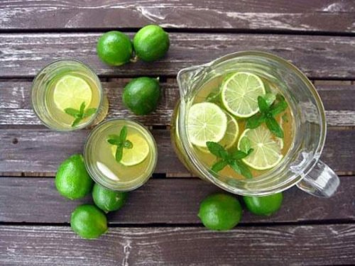 C&aacute;c chuy&ecirc;n gia dinh dưỡng đều khuy&ecirc;n n&ecirc;n uống nước chanh ấm mỗi ng&agrave;y