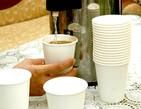 Cốc d&ugrave;ng một lần chứa chất huỳnh quang dễ g&acirc;y ung thư
