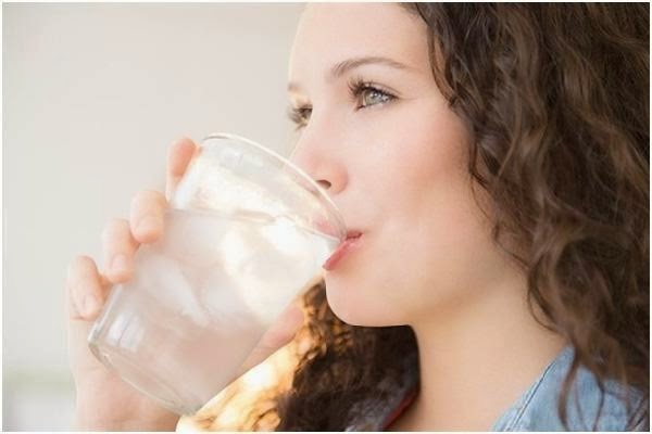 Uống nước lạnh nhiều dẫn đến giảm chức năng ti&ecirc;u h&oacute;a