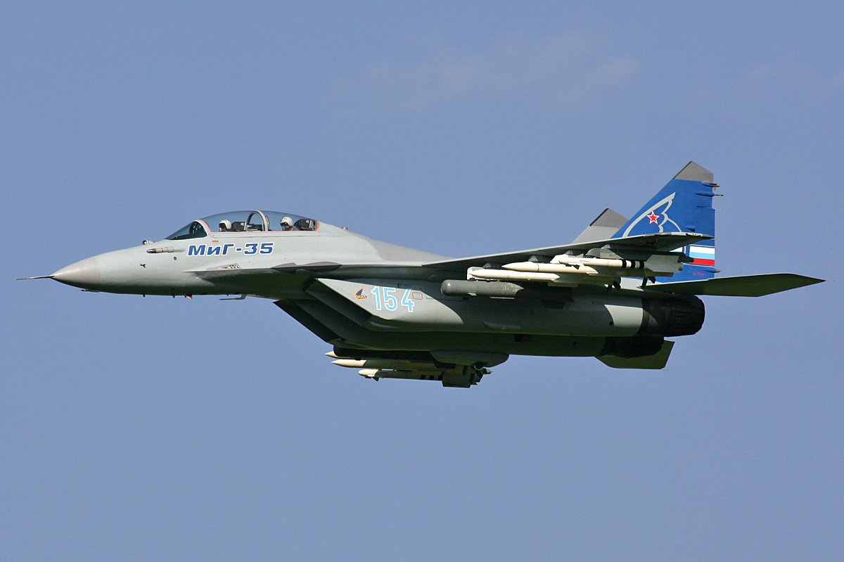 Chiến đấu cơ đa năng MiG-35: Loại vũ khí quân sự “đáng gờm” này của quân đội Nga hiệu quả cả trong chiến đấu không đối không và tấn công chính xác các mục tiêu trên mặt đất. Đặc biệt, chiến đấu cơ đa năng MiG-35 có thể đạt tốc độ lớn lên tới 2.400km/giờ mặc dù lớn hơn phiên bản trước của nó tới 30%. Ngoài ra, MiG-35 cũng có khả năng không chiến và phá hủy các mục tiêu trên biển cũng như trên mặt đất từ xa, đồng thời thực hiện các nhiệm vụ trinh sát