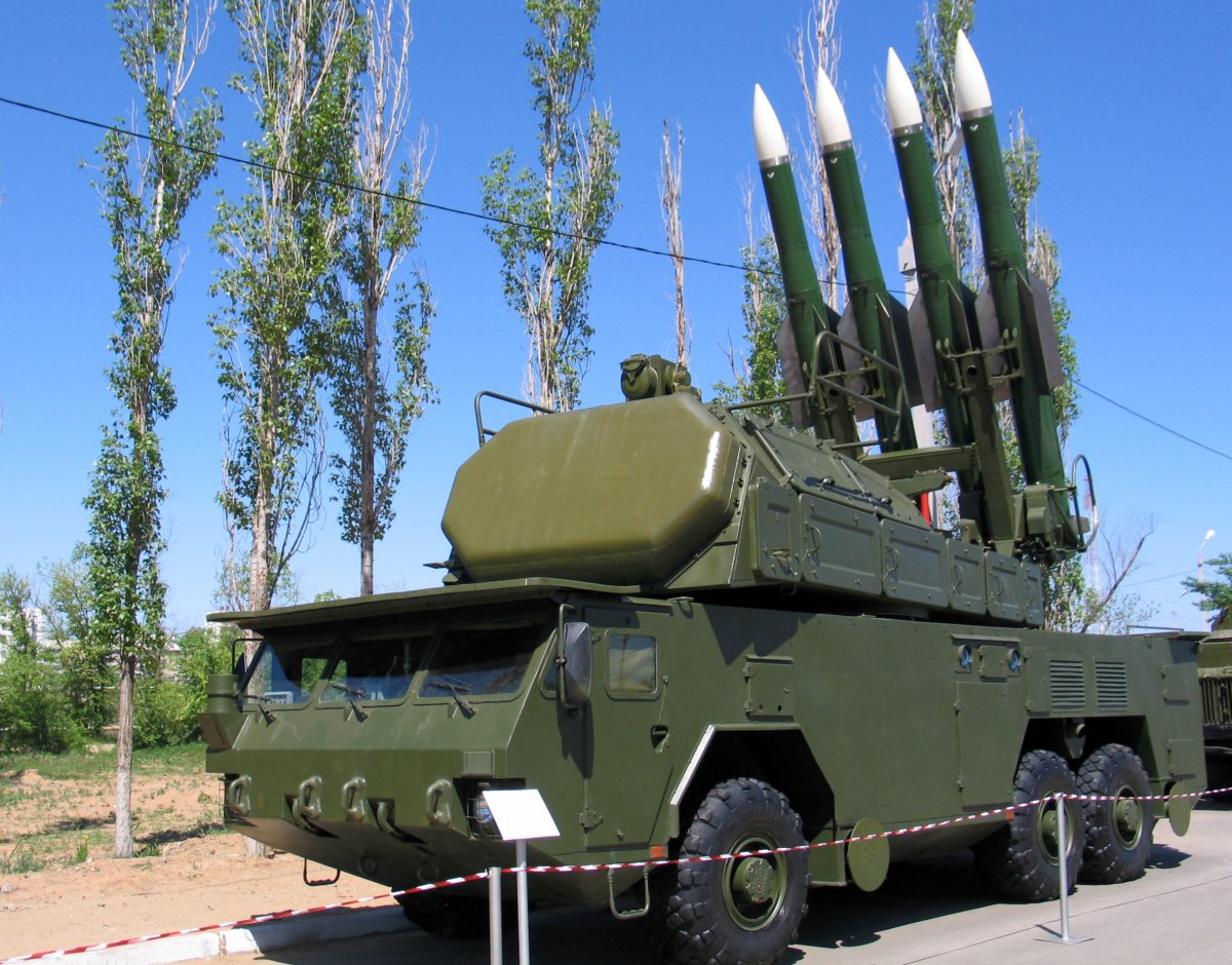 Hệ thống tên lửa BUK-2: Đây là hệ thống tên lửa được cho là đã được áp dụng trong chiếc máy bay chở khách của Malaysia qua Ukraine vào năm ngoái. Thiết bị được trang bị các tên lửa 9M317 có thể đạt tốc độ lên đến46.000 feet Mach 3 (gấp 3 lần tốc độ âm thanh) và mang đầu đạn hạt nhân nặng khoảng 70 kg