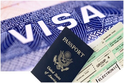 Vật dụng đi du học kh&ocirc;ng thể thiếu giấy tờ như visa, hộ chiếu...Ảnh minh họa