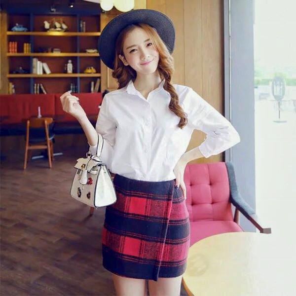 C&ocirc; n&agrave;ng c&ocirc;ng sở nhẹ nh&agrave;ng, nữ t&iacute;nh với ch&acirc;n v&aacute;y vạt ch&eacute;o kẻ v&agrave; sơ mi trắng