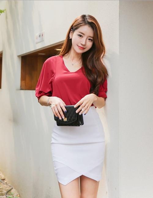 Trẻ trung nhưng kh&ocirc;ng k&eacute;m phần thanh lịch với ch&acirc;n v&aacute;y vạt ch&eacute;o trắng