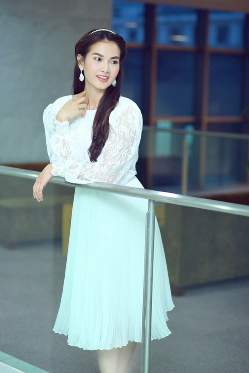 Anh Thư thanh lịch v&agrave; nữ t&iacute;nh trong ch&acirc;n v&aacute;y midi pastel