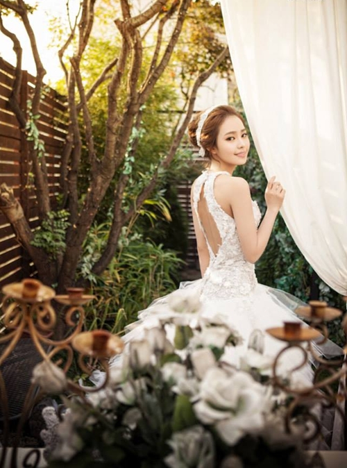 V&aacute;y cưới hở lưng đang tạo n&ecirc;n cơn sốt trong bộ sưu tập v&aacute;y cưới 2014