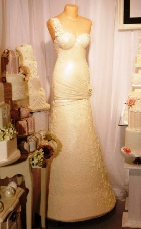 V&aacute;y cưới l&agrave;m từ b&aacute;nh kem ra mắt trước hơn 2.000 kh&aacute;ch dự tiệc