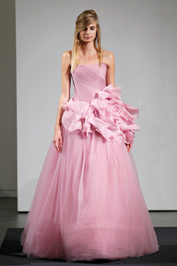 Cô dâu trở nên mơ màng và quyến rũ trong sắc hồng Vera Wang 2014