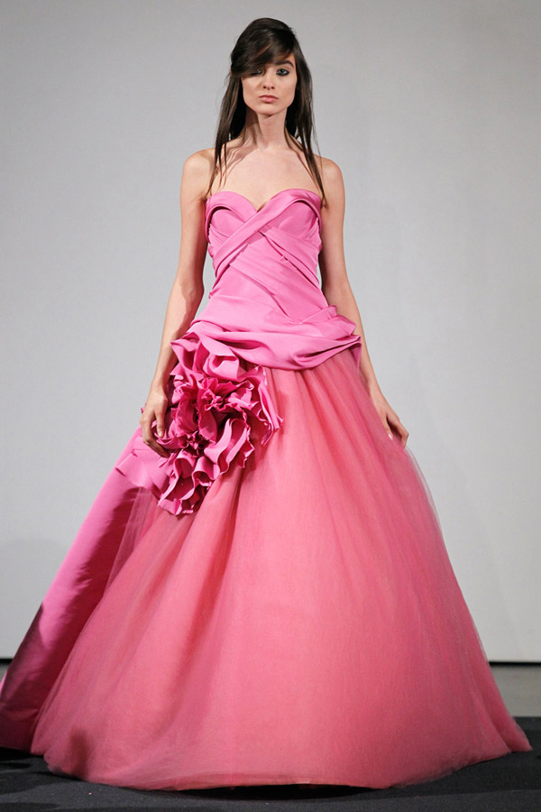 Váy cưới Vera Wang 2014 mang sắc hồng chủ đạo