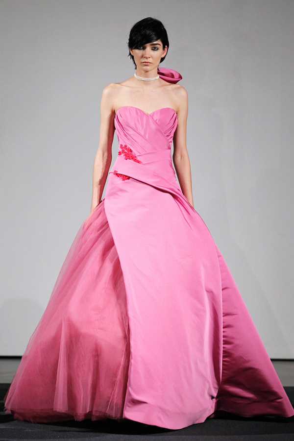 Váy cưới hồng Vera Wang 2014 cho cô dâu thêm phần trẻ trung, nữ tính