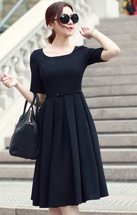 Chiếc v&aacute;y với kiểu d&aacute;ng casual, phần xếp ly x&ograve;e ra gi&uacute;p c&aacute;c n&agrave;ng khoe v&ograve;ng eo thon gọn của m&igrave;nh