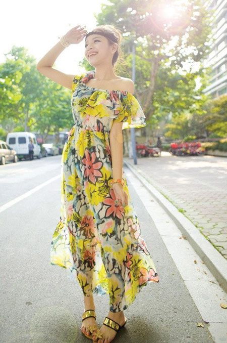 V&aacute;y maxi họa tiết v&agrave; m&agrave;u sắc sặc sỡ sẽ gi&uacute;p c&aacute;c n&agrave;ng che bớt khuyết điểm cơ thể