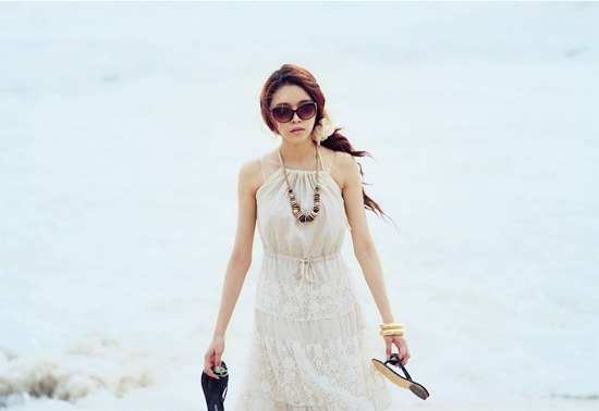 C&ocirc; n&agrave;ng c&oacute; th&acirc;n h&igrave;nh đầy đặn n&ecirc;n chọn v&aacute;y maxi c&oacute; đai thắt