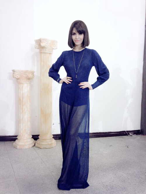 Andrea quyến rũ v&agrave; tinh tế trong chiếc v&aacute;y maxi xanh coban