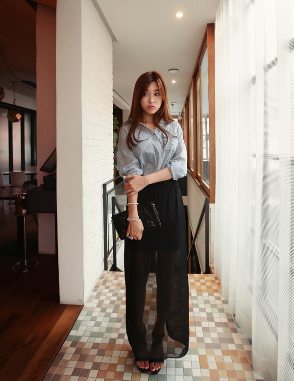 C&ocirc; n&agrave;ng năng động, trẻ trung c&oacute; thể kết hợp ch&acirc;n v&aacute;y maxi với sơmi denim