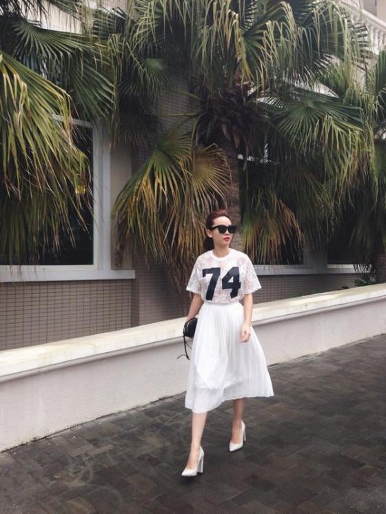 Yến Trang mix ch&acirc;n v&aacute;y maxi với &aacute;o ph&ocirc;ng theo phong c&aacute;ch white-on-white thời thượng