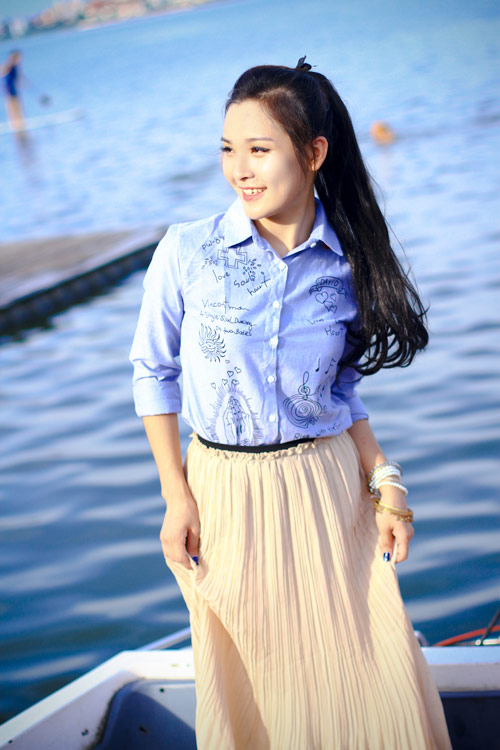 Những c&ocirc; bạn c&aacute; t&iacute;nh c&oacute; thể mix ch&acirc;n v&aacute;y maxi với denim