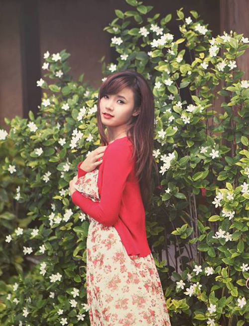 Hot girl Midu thướt tha với v&aacute;y maxi hoa v&agrave; &aacute;o cardigan mỏng